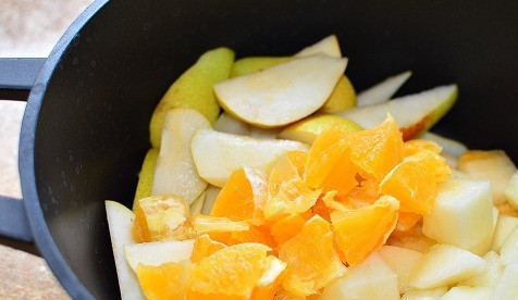 1. Этап. Дынное варенье Ассорти: Мякоть дыни, груши и апельсина порезать крупными кусочками, сложить в кастрюльку (общий вес у меня 1300 г)