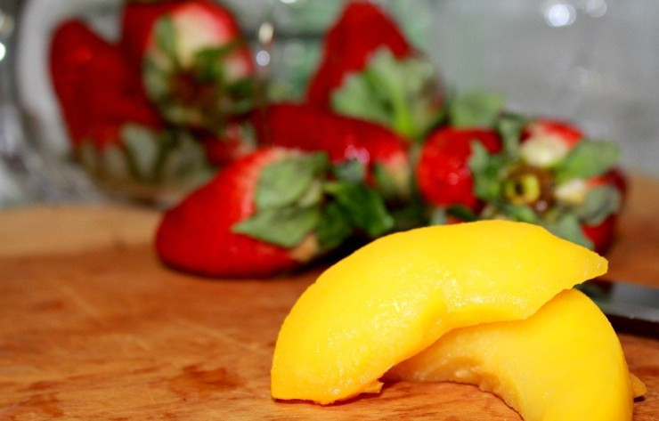 1. Этап. Клубнично-персиковый Дайкири: 2. Тонкими ломтиками нарежьте персик.