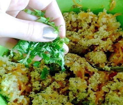 1. Этап. Морковные котлеты без яиц: 3. В глубокую мисочку выложите отварную крупу, обжаренные овощи. Добавьте по вкусу соль, специи, базилик, перец чили. Все как следует перемешайте.