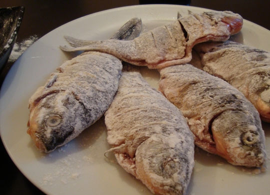 1. Этап. Жареный карась: 2. Делаем панировку: в миску насыпаем муку, добавляем соль и перец молотый. Рыбу солим и перчим внутри и снаружи, окунаем ее в панировку с двух сторон.