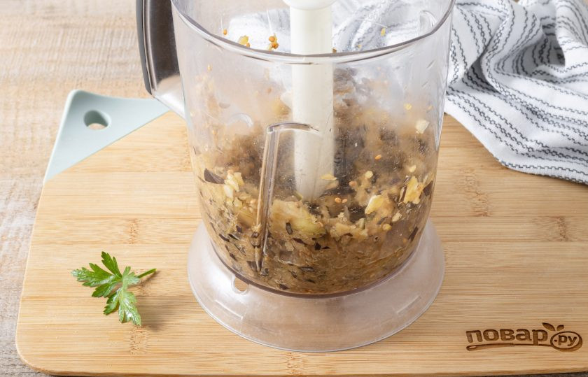 1. Этап. Драники из баклажанов: Измельчите в блендере баклажан. Переложите в глубокую миску.