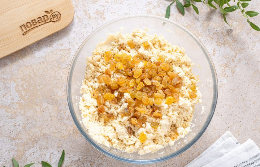 1. Этап. Запеканка из соевой окары: Изюм промойте в теплой воде и обсушите. Добавьте в соевую массу и перемешайте.