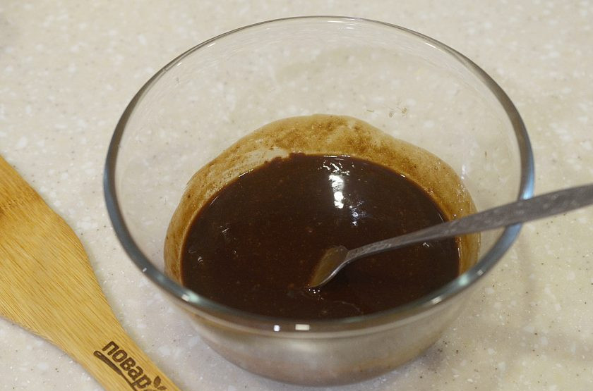 1. Этап. Лава кейк: 5. Смешайте яичную смесь с шоколадной.