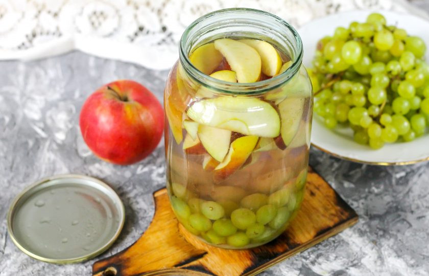 1. Этап. Компот из винограда с яблоками на зиму: Залейте пропаренные ягоды и фрукты в банке кипящей жидкостью до верха.