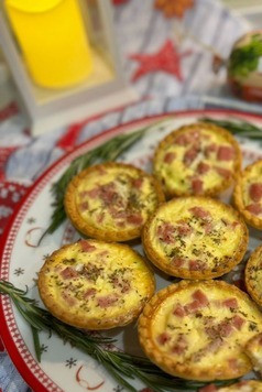 1. Этап. Тарталетки по-новому: Перекладываем на праздничное блюдо. Украшаем по желаю и наслаждаемся. Всем приятного аппетита!