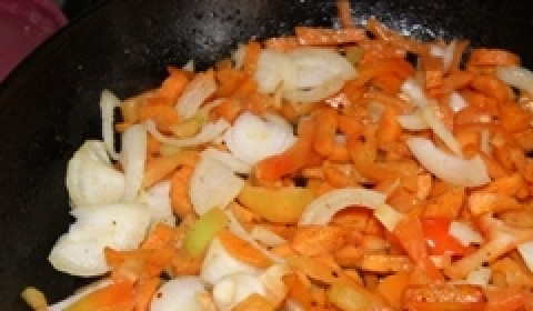 1. Этап. Суп с тефтелями: Нарезаем лук, морковь, перец и жарим на сковороде 5 минут.