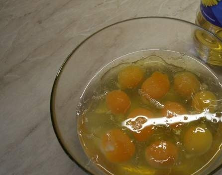 1. Этап. Омлет по-кузбасски: Тщательно размешиваем до однородности 10 яиц, 10 чайных ложек растительного масла и 10 чайных ложек воды и 0,5 чайной ложки соли.