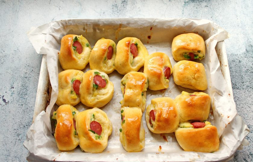 1. Этап. Пирожки Два в одном: Противень с пирожками поставьте в горячую духовку и выпекайте при температуре 180 градусов в течение 20-25 минут, до готовности. Время будет зависеть от вашей духовки. Готовые пирожки достаньте, смажьте маслом и накройте на 5-10 минут.