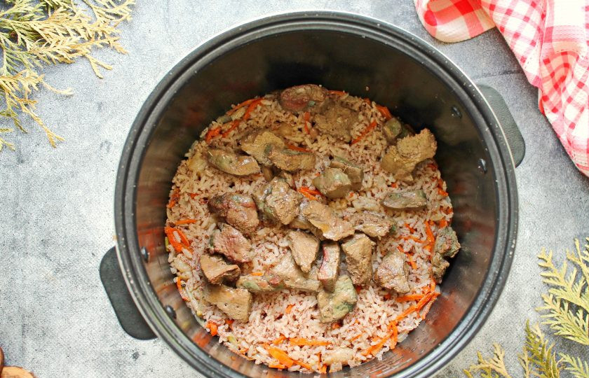 1. Этап. Печень со свининой в мультиварке: Верните в чашу печень, перемешайте.