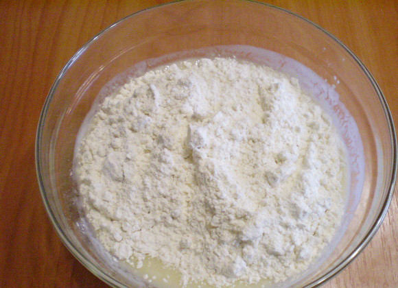 1. Этап. Пирог с тыквой и яблоками: Введите муку. Перемешайте, следите, чтобы не было комочков.