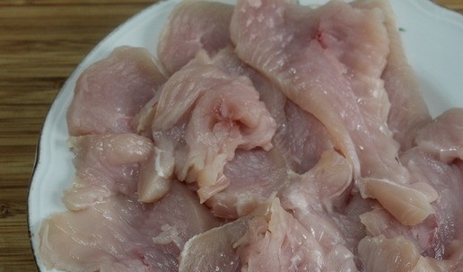 1. Этап. А-ля кюфта из индейки: Филе разрезать на тонкие пластинки и отбить. Убрать все прожилки.