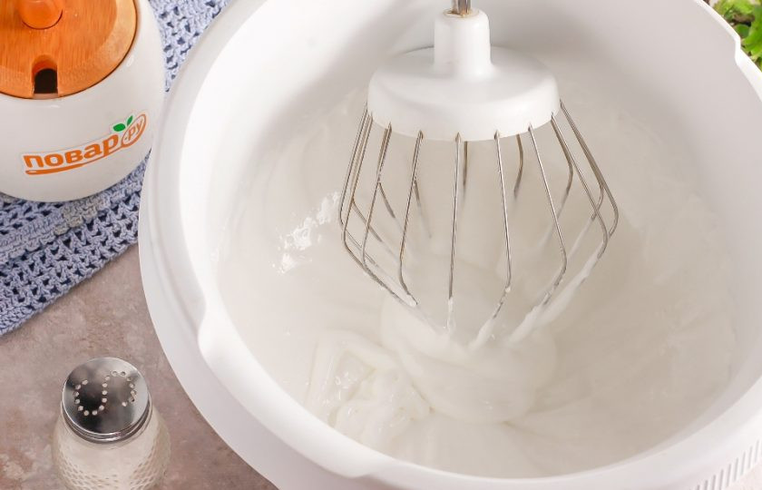 1. Этап. Печенье Сугробы: Куриные белки взбейте в чаше кухонного комбайна или миксера с сахаром и щепоткой соли, чтобы получился крем. На это уйдет примерно 4-5 минут. Главное, не перевзбейте их, чтобы они не расслоились.