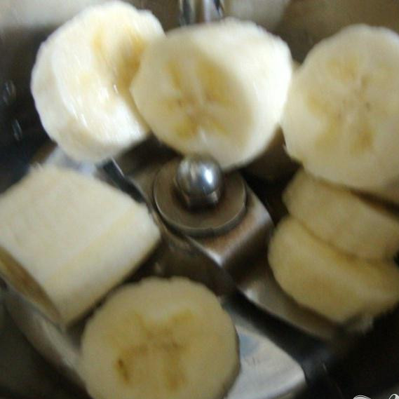 1. Этап. Банановые кексы в микроволновке: Порежьте банан, и сделайте пюре.