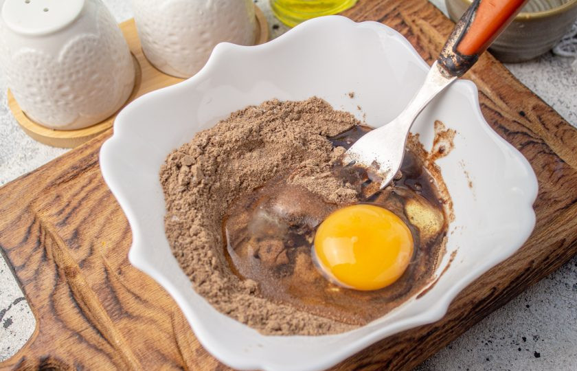 1. Этап. Льняная лепёшка без пшеничной муки в микроволновке: Вбейте куриное яйцо.