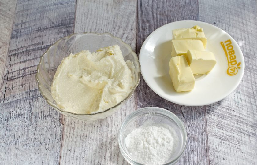 1. Этап. Шоколадные капкейки: 6. Подготовьте необходимые продукты для крема. Размягченное сливочное масло и сахарную пудру взбейте в пышную массу. Творожный сыр взбейте в течение 2-х минут. Соедините с масляной смесью, взбейте.