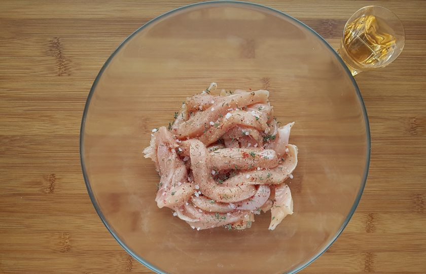 1. Этап. Террин из курицы с фисташками: Куриное филе нарежьте тонкими полосками. Добавьте тимьян, соль, перец и вино. Перемешайте и оставьте мариноваться в холодильнике на 3 часа.