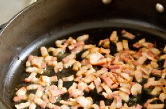 1. Этап. Суп Зоннтаг: Грудинку мелко нарезаем и обжариваем до хрустящей корочки.