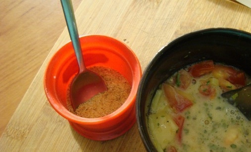 1. Этап. Завтрак в чашке: Хорошо перемешайте ингредиенты. Запекайте омлет в течение 15 минут.