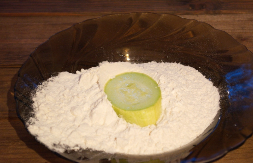 1. Этап. Жареные кабачки с помидорами и сыром: Теперь каждый кабачок обваливаем в муке. Лишнюю муку смахните.