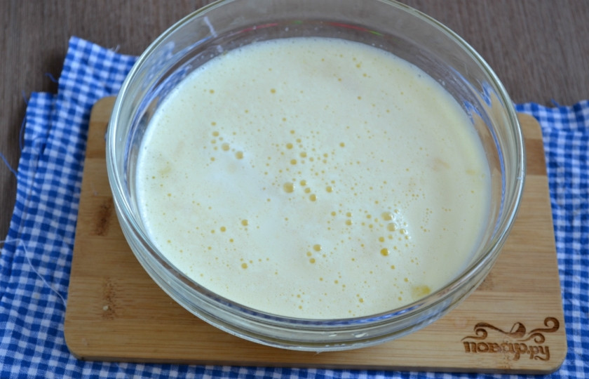 1. Этап. Шоколадный торт с вишней: Добавьте муку, хорошо размешайте, чтобы не было комков и введите молоко.