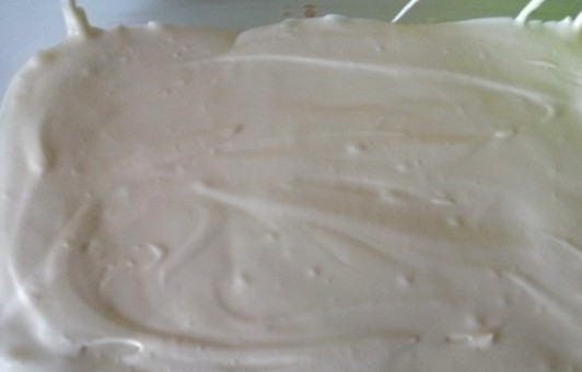 1. Этап. Летний тирамису с клубникой: 7. Печенье покройте слоем крема из маскарпоне со сливками.