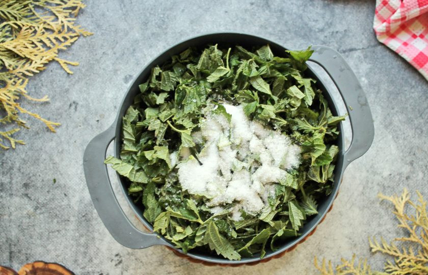 1. Этап. Крапива на зиму для супа: Листья порежьте и выложите в салатник. Добавьте к крапиве 2/3 соли, все хорошо перемешивайте, пока не появится сок. Оставьте все на 10 минут и еще раз перемешайте.