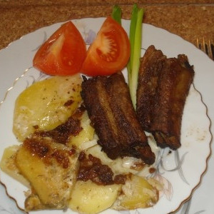 Запеченные свиные ребрышки в духовке