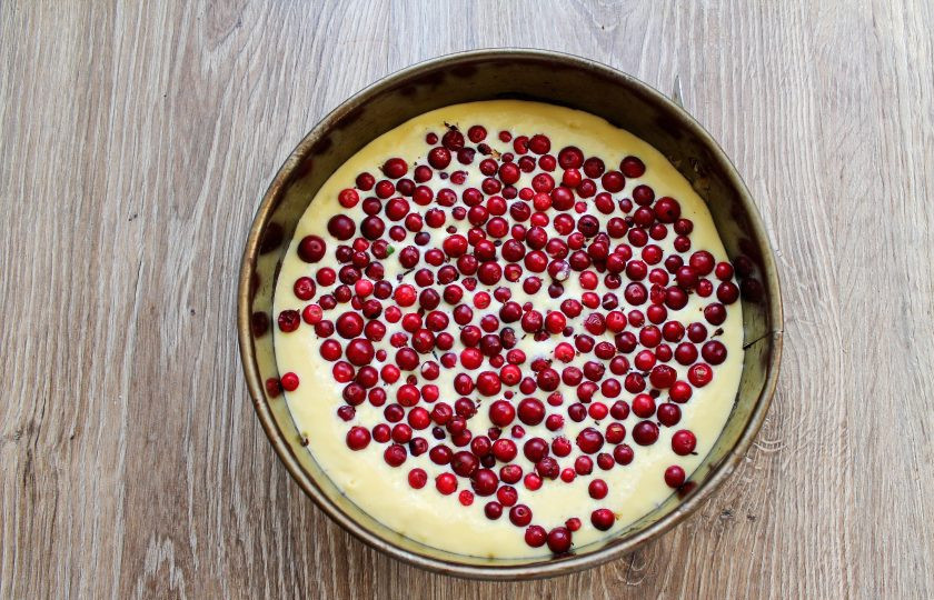 1. Этап. Творожный пирог с брусникой: Разложите бруснику поверх творожного слоя.