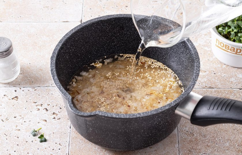 1. Этап. Каша из киноа и булгура: Влейте воду. Добавьте соль по вкусу.