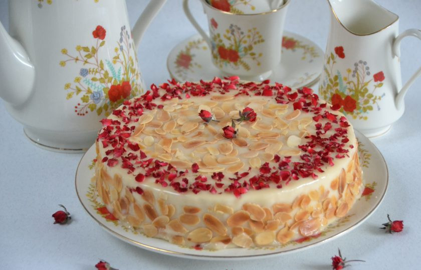 1. Этап. Торт Груши в карамели: Украсьте торт по своему вкусу. В данном рецепте использованы лепестки миндаля и сублимированные бутоны роз.