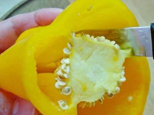 1. Этап. Перец, фаршированный колбасой и сыром: 1. Перец вымойте, обсушите, аккуратно срежьте верхушку и удалите семена.