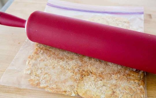 1. Этап. Запеченная в духовке треска: 4. Выложите крекеры в пакет и измельчите их с помощью скалки или добавьте в чашу блендера.