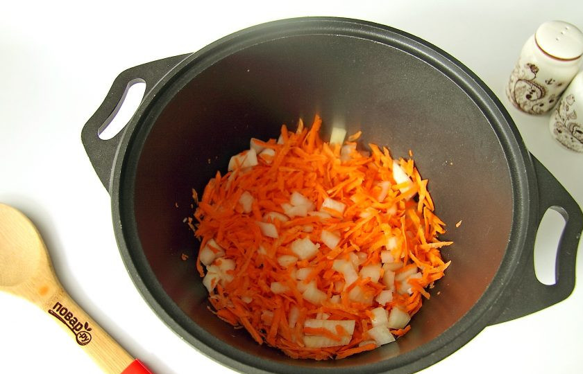 1. Этап. Рагу с краковской колбасой: Лук нарежьте кубиками. Морковь натрите на терке.