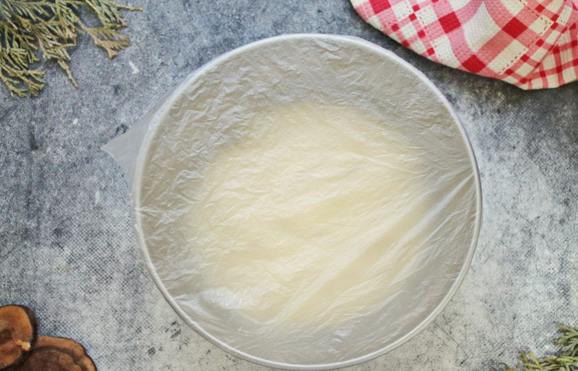 1. Этап. Очень мягкий пасхальный кулич: Подошедшее тесто хорошо обомните, сформируйте в шар и положите обратно в миску. Покройте миску пленкой и уберите в холодильник от 4 часов до трех суток.