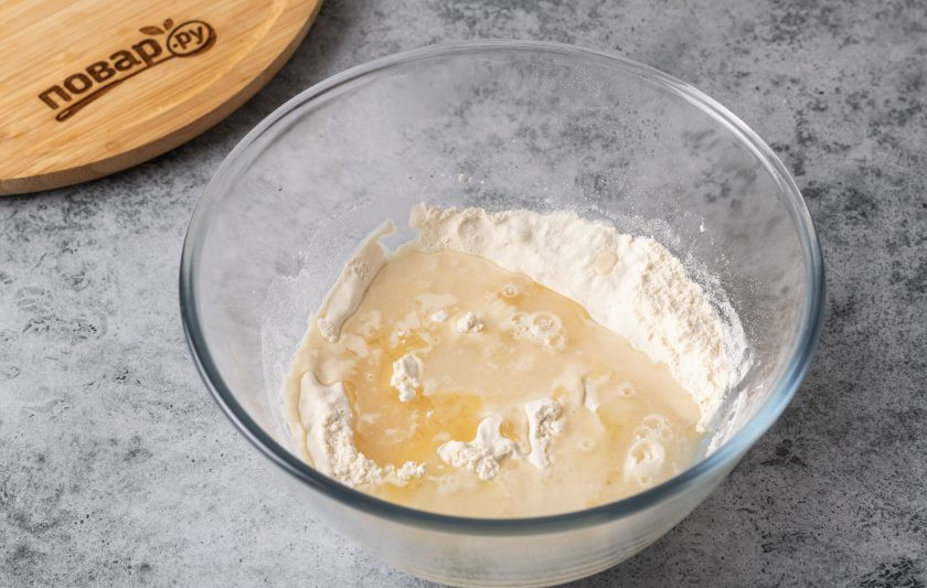 1. Этап. Равиоли с тыквой и рикоттой: Для теста смешайте в глубокой миске просеянную муку, соль, растительное масло и воду.