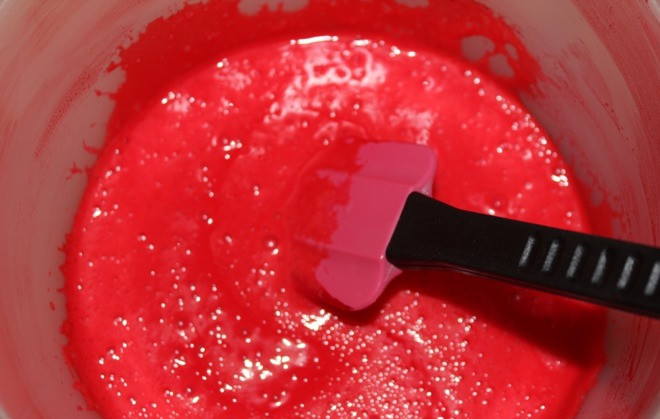 1. Этап. Торт Красный бархат: Смешать кефир, ванильный сахар, пищевой краситель, уксус и холодный кофе. Затем добавить яично-масляную смесь и перемешать.