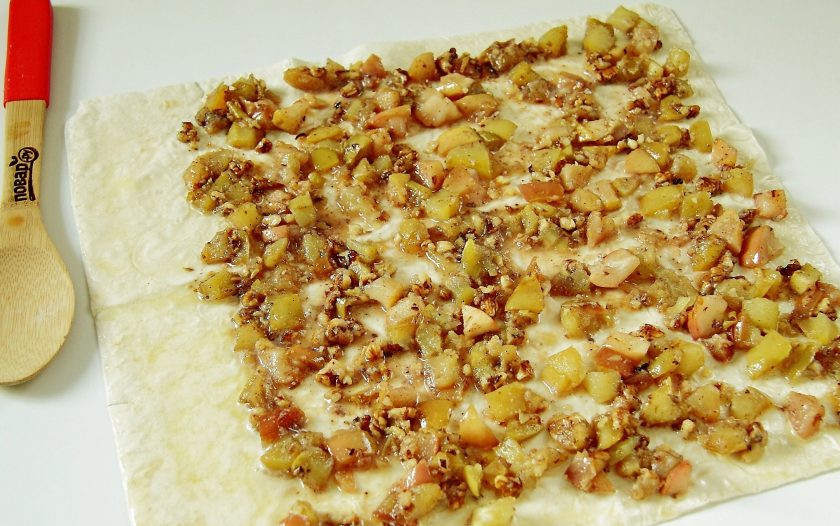 1. Этап. Яблочный штрудель диетический: Распределите равномерно начинку, отступив немного от одного края.