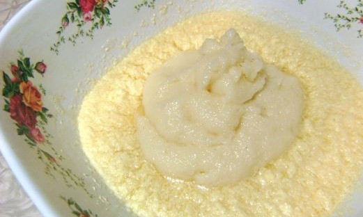 1. Этап. Шарлотка из сушеных яблок: Добавить манку и все взбиваем.