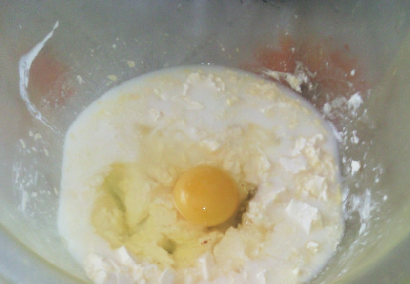 1. Этап. Самса с мясом и картошкой: Отделим желток одного яйца в отдельную миску, а белок и второе яйцо добавим в миске для теста. Добавляем муку стаканами, интенсивно все перемешиваем.