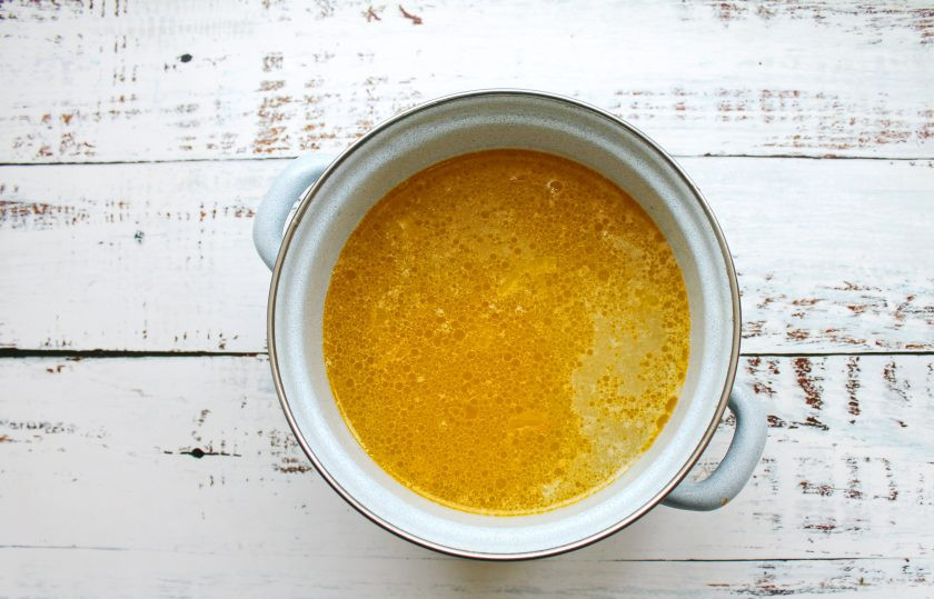 1. Этап. Суп из сныти: Добавьте обжаренные овощи в кастрюлю с картофелем, перемешайте.