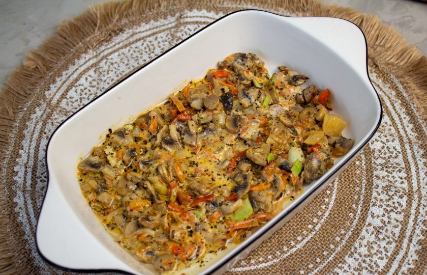 1. Этап. Лазанья из кабачков с грибами: В форму для лазаньи выложите 1/3 части начинки.