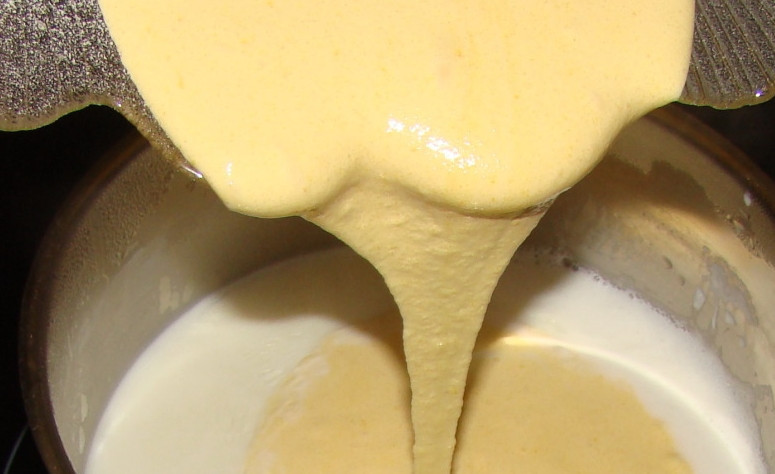 1. Этап. Яичный торт: 3. Сделаем пока крем: отдельно взбиваем белки, отдельно — желтки с оставшимся сахаром, ванильным сахаром, примерно еще добавим 3 ст.л. муки. Молоко подогреваем, вливаем в него желтковую смесь, перемешаем. Ждем, чтобы крем загустел. И когда крем станет густым и достаточно остынет, уже тогда можно добавлять взбитые белки.