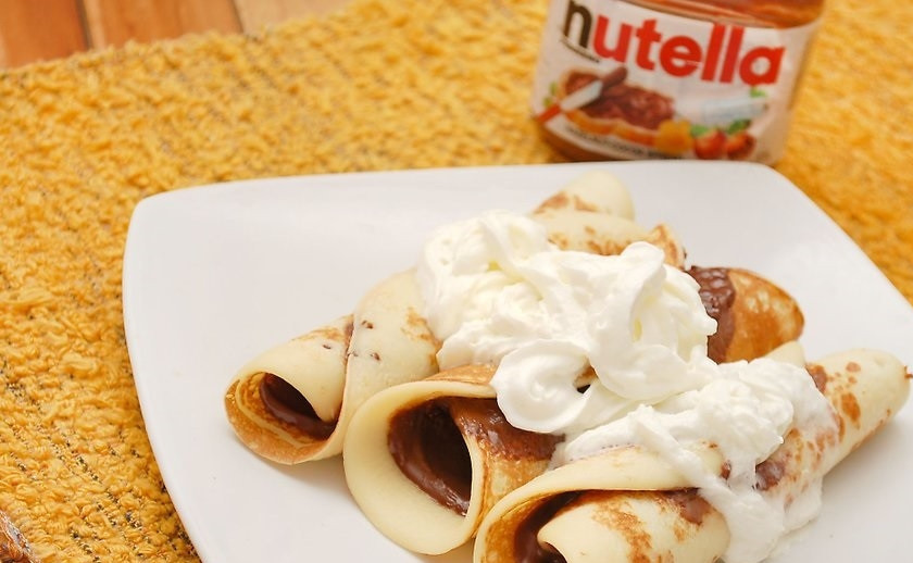 1. Этап. Блинчики с Нутеллой: 12. Подавайте блинчики сразу после приготовления, украсив их взбитыми сливками.