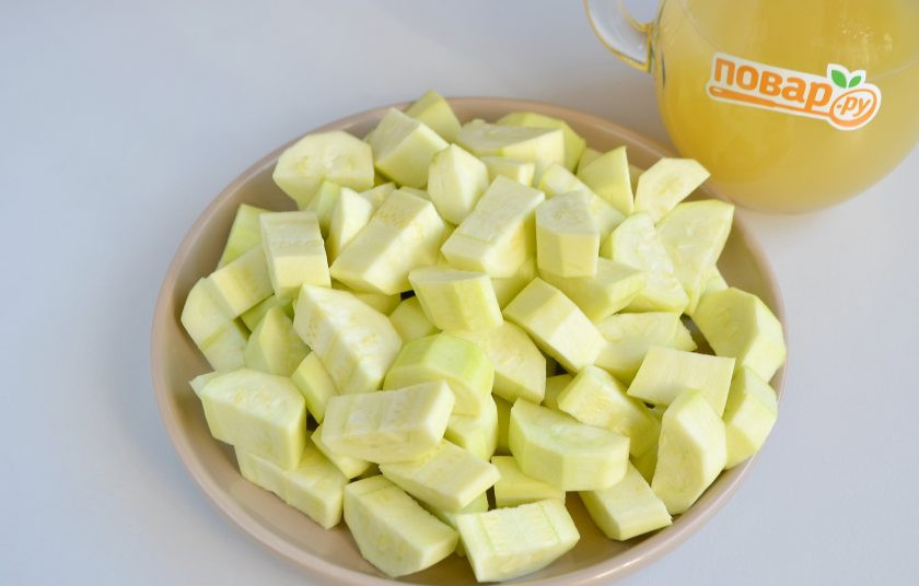 1. Этап. Кабачок, как ананас на зиму: 2. Если кабачки молоденькие, то достаточно будет снять кожуру и всё. Если кабачки уже перезревшие, то нужно снять кожуру и удалить семена. Старые кабачки даже больше подходят для рецепта, но такие найти на рынке очень сложно. Порежьте кабачки небольшими кусочками.