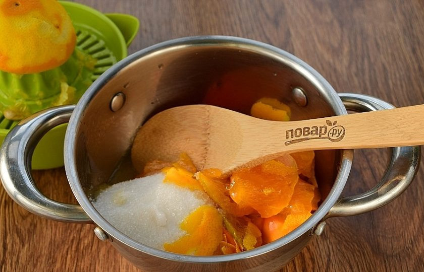 1. Этап. Варенье из хурмы с апельсином: Снимите цедру с половины апельсина, выжмите сок. Соедините все ингредиенты в кастрюле.