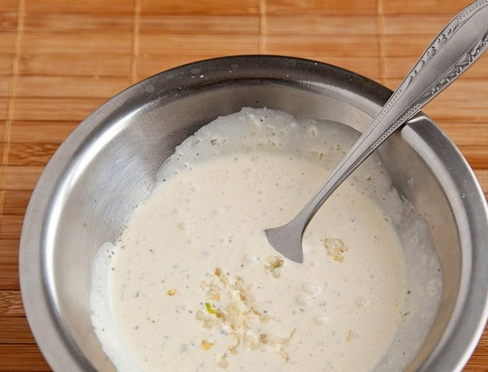 1. Этап. Куриная грудка в духовке диетическая: Тщательно перемешайте соус, чтобы добиться однородной консистенции.