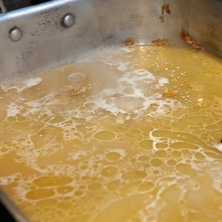 1. Этап. Курица в беконе: 5. Варите соус на огне, пока он не уменьшится на треть.