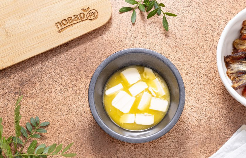 1. Этап. Шоколадные конфеты без сахара: Растопите сливочное масло до жидкого состояния.