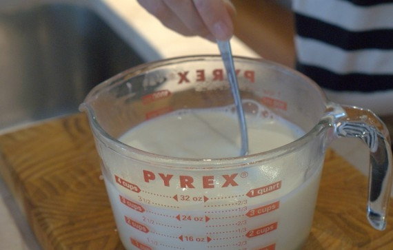 1. Этап. Желе слоями: 1. Первым делом сделайте желе из сгущенного молока: в миску вылейте 1,5 стакана горячей воды, размешайте в ней 2,5 столовые ложки желатина. Влейте сгущенное молоко и еще 1,5 стакана горячей воды, размешайте все.