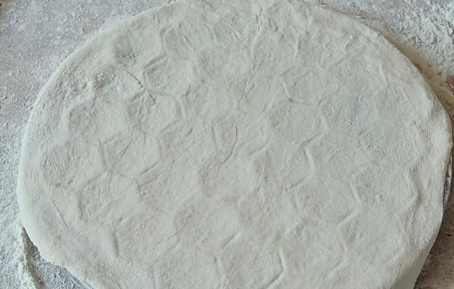 1. Этап. Пельмени куриные: Постелите тесто поверх пельменницы.